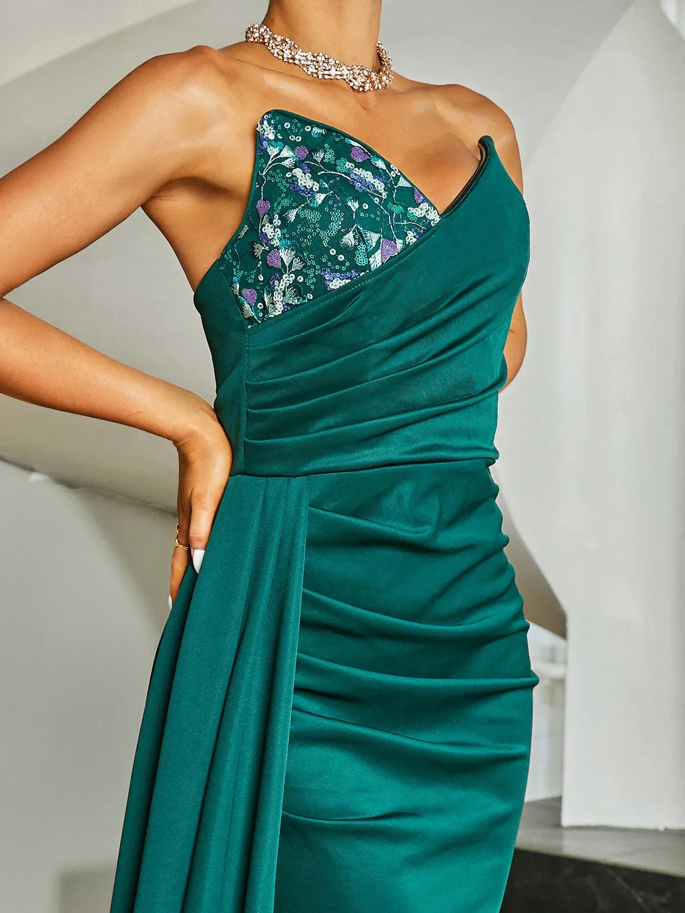 Elegant Strapless Evening Dress with Thigh Split  - Perfect for Parties, Proms, and Special Occasions
